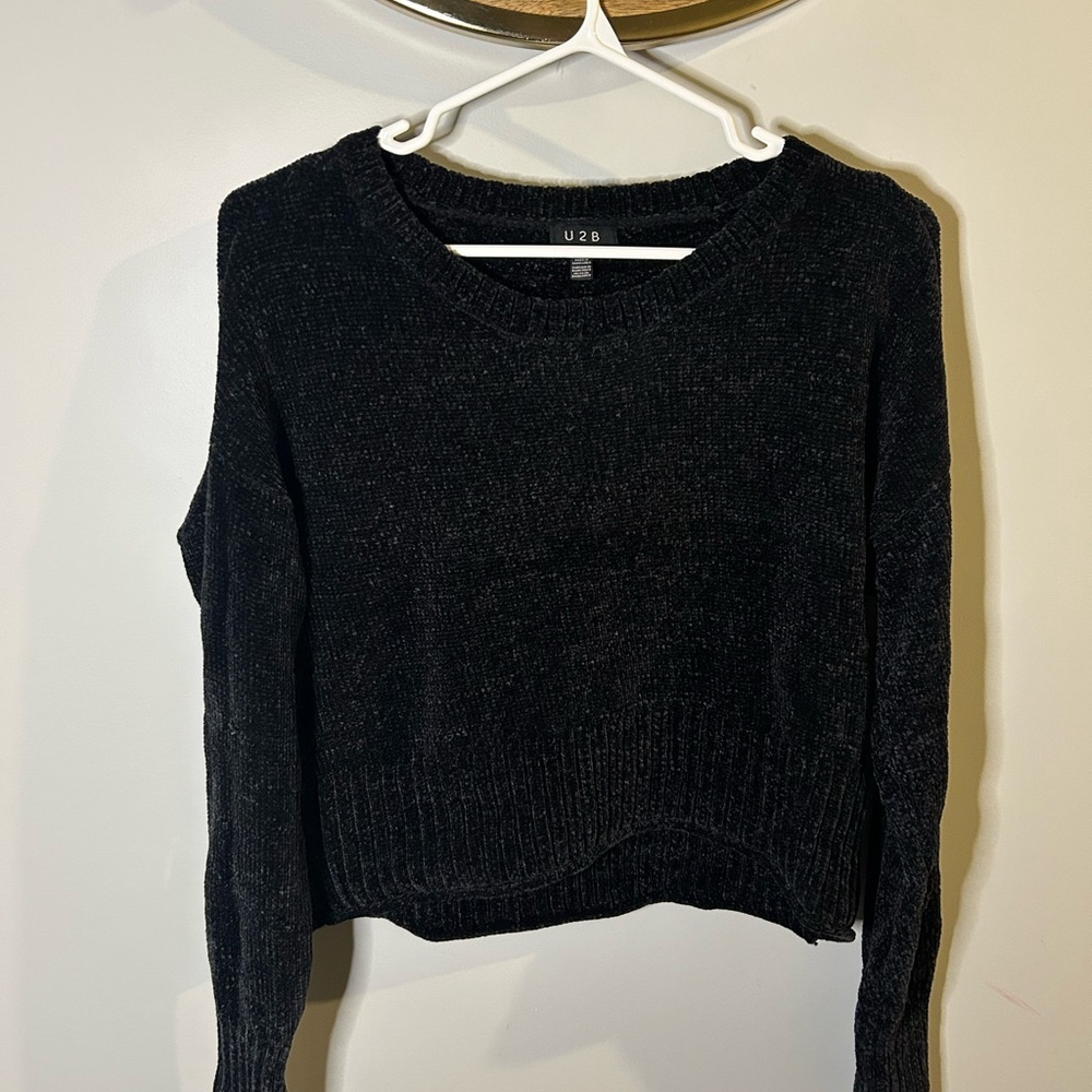 U28 Women's Black Crew Neck Sweater